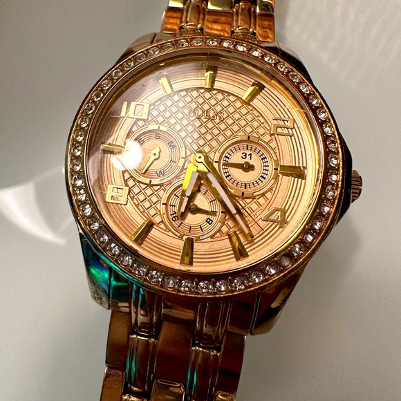 Women’s GUESS Multifunction Crystals Gold Stainless Steel Watch W0147L2/U0147L2 - Picture 3 of 6